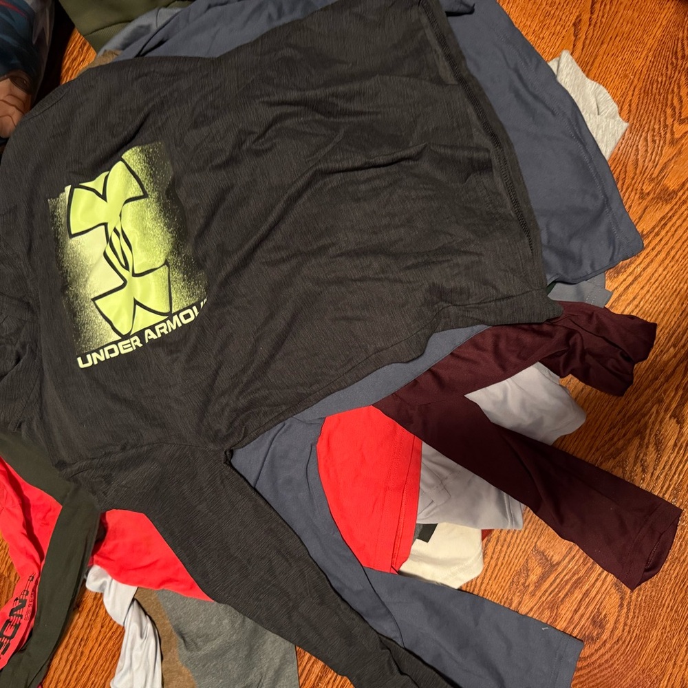 23 Boys Under Armour  Shirts with Logo Large